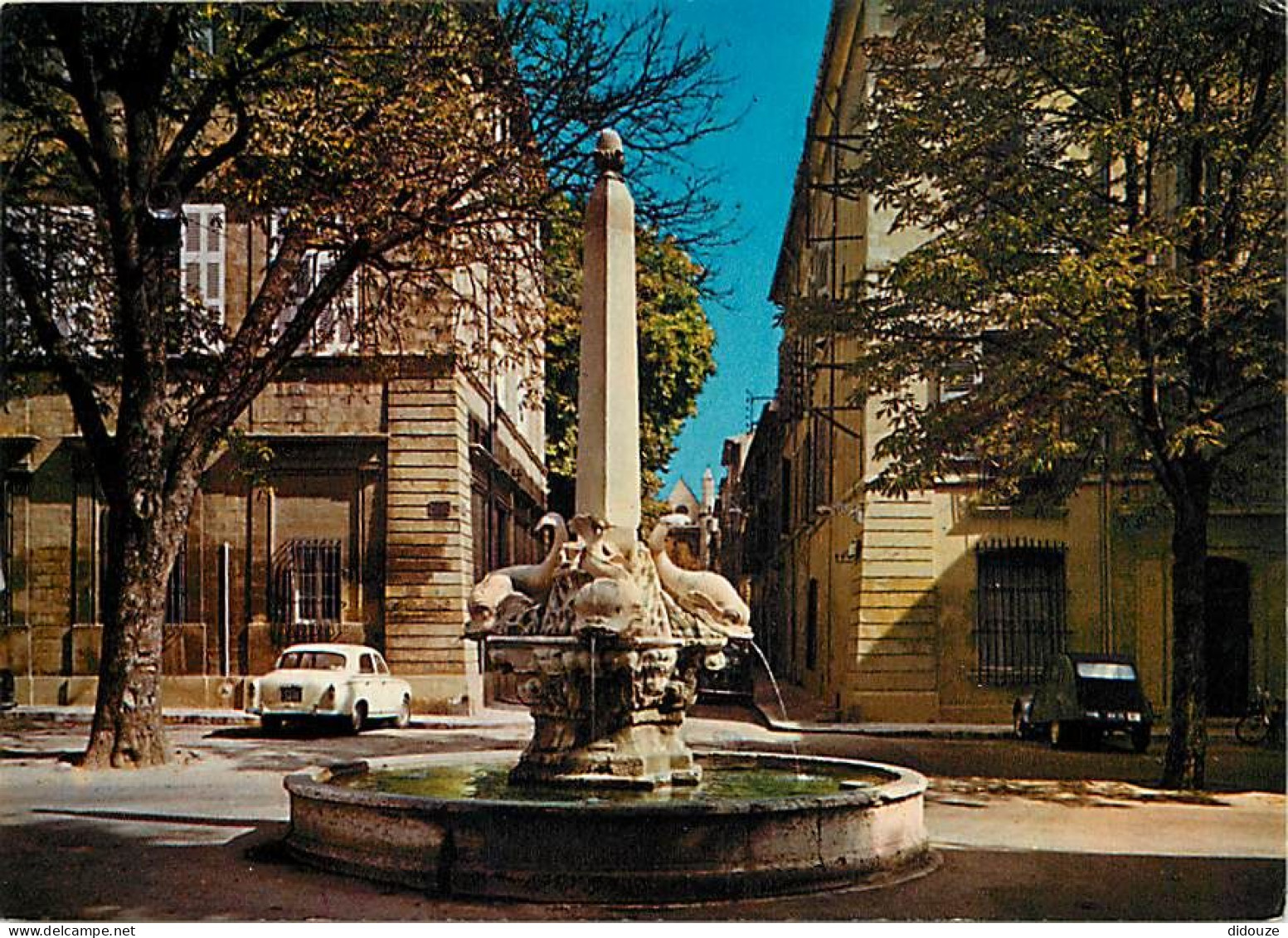 Automobiles - Aix En Provence - Fontaine Des Quatre Dauphins - CPM - Voir Scans Recto-Verso - Toerisme