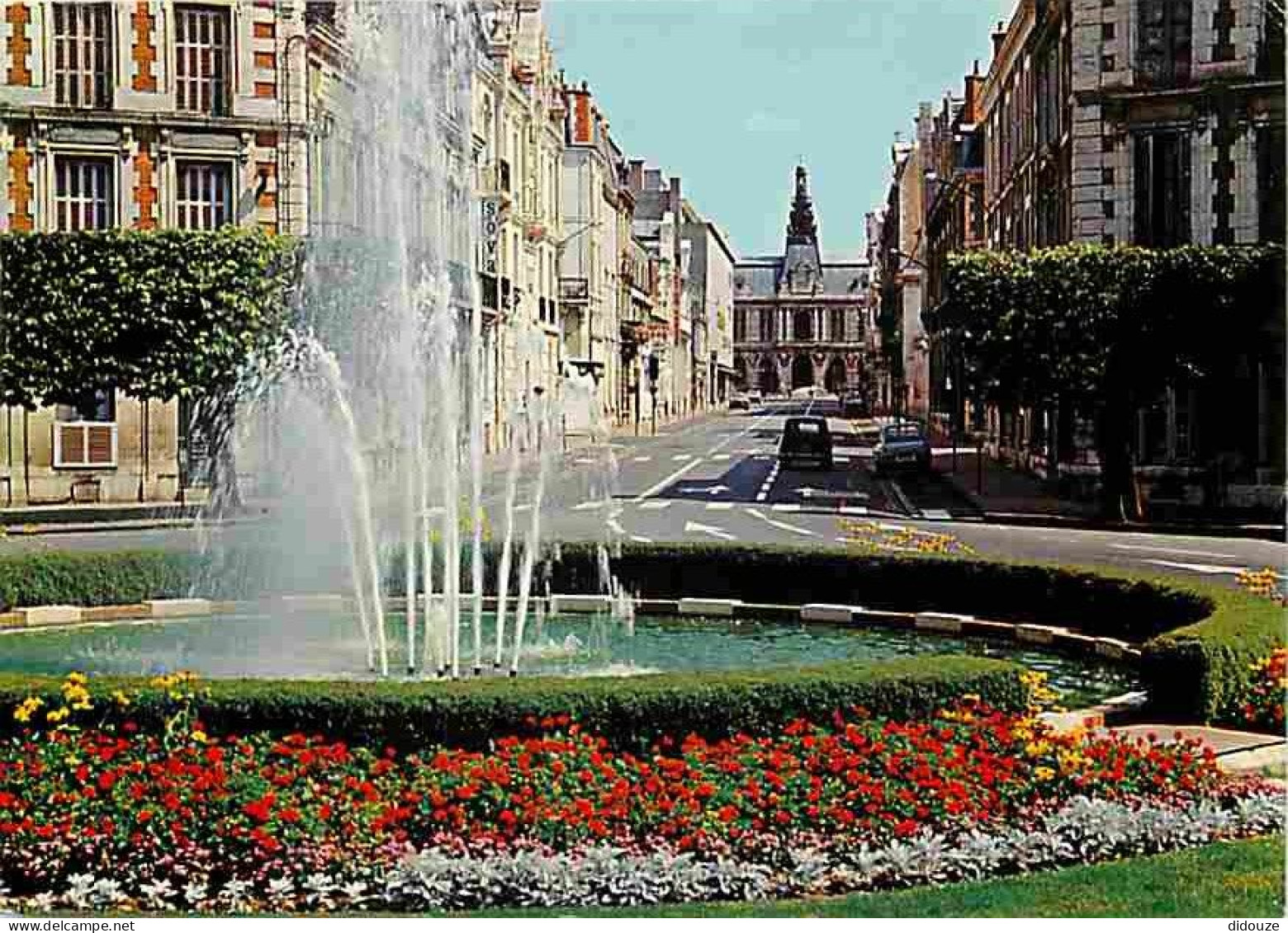 86 - Poitiers - Le Jet D'eau - La Rue Victor Hugo - L'Hotel De Ville - Automobiles - Fleurs - Carte Neuve - CPM - Voir S - Poitiers