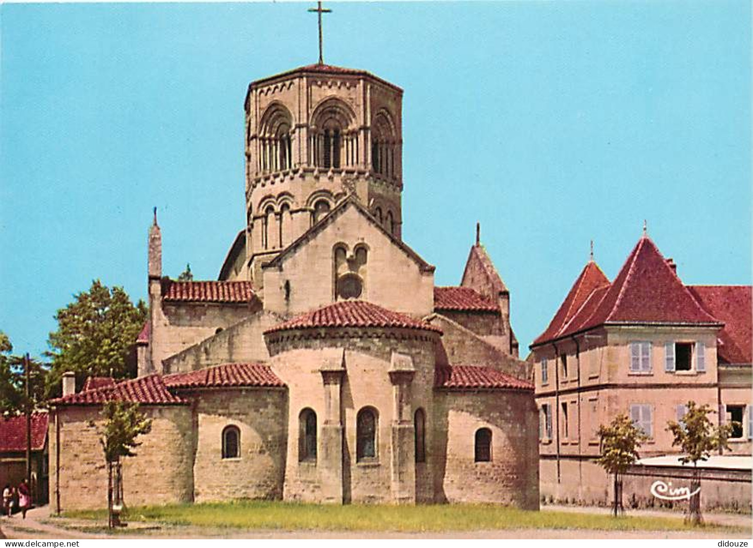 71 - Semur En Brionnais - L'Eglise - Chevet Dont L'effet Pyramidal Retient L'attention - CPM - Voir Scans Recto-Verso - Other & Unclassified