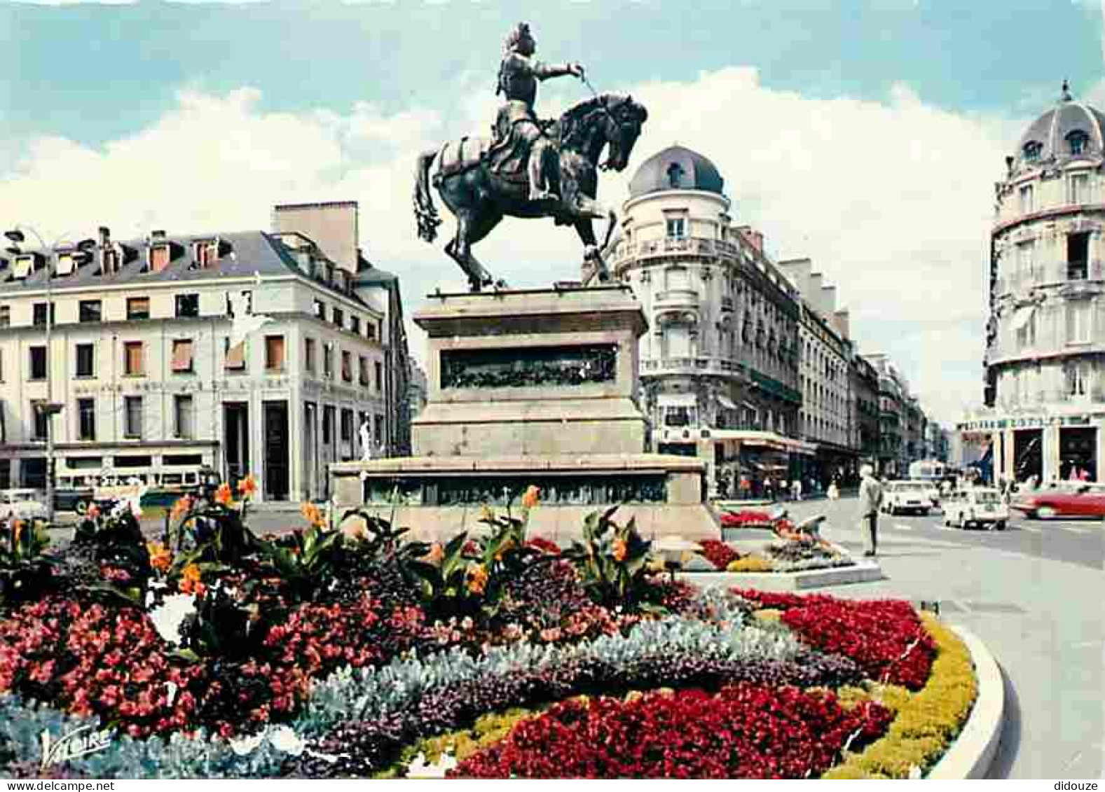 45 - Orléans - Place Du Martroi - Statue équestre De Jeanne D'Arc - Fleurs - Automobiles - CPM - Voir Scans Recto-Verso - Orleans