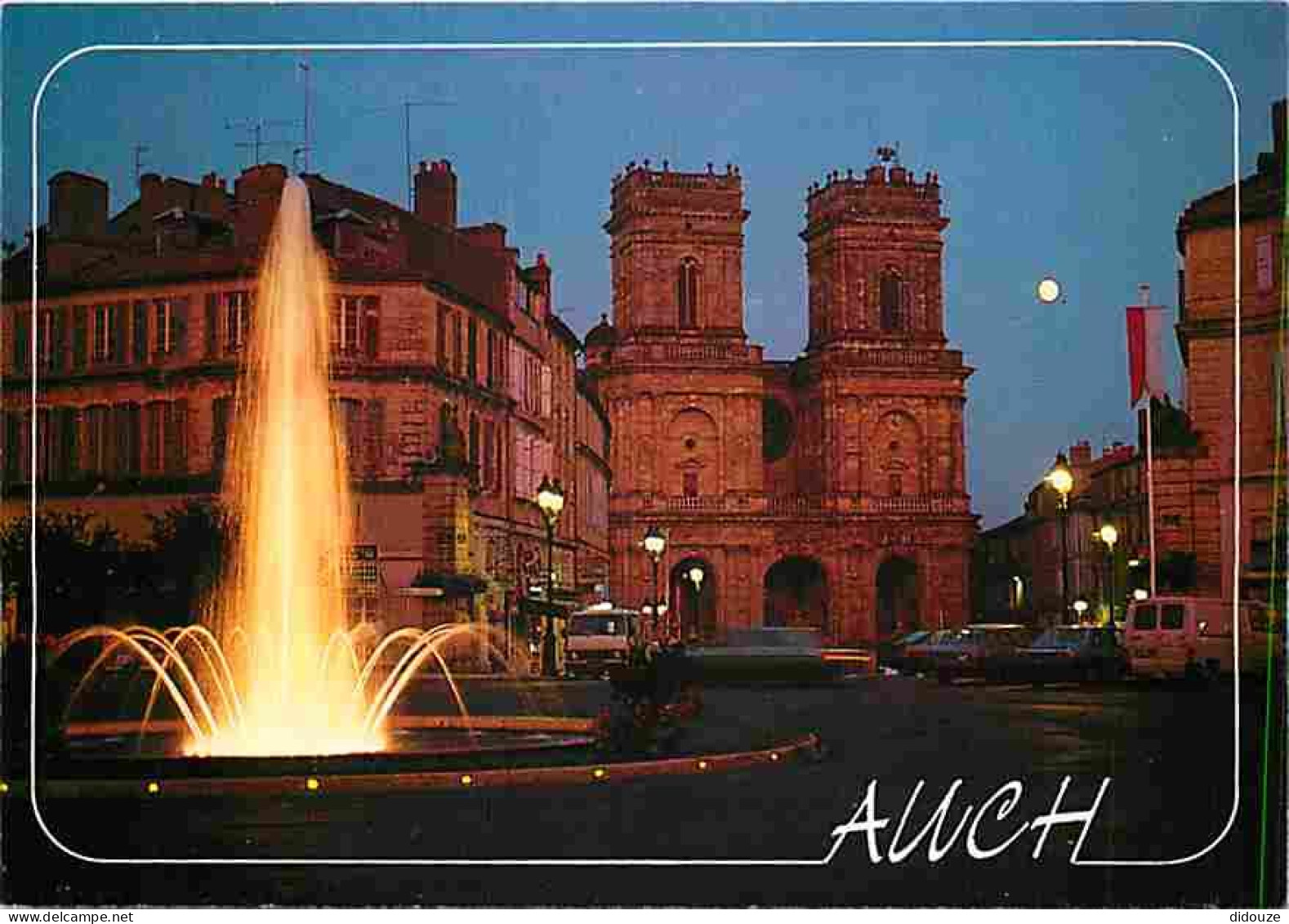 32 - Auch - La Cathédrale Sainte Marie Et La Place Vue De Nuit - Automobiles - Jets D'eau - CPM - Voir Scans Recto-Verso - Auch