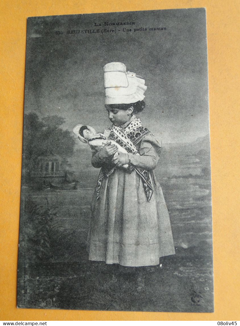 BEUZEVILLE  (Eure) -- Une Petite Maman - Fillette En Costume Ancien Avec Sa Poupée - Autres & Non Classés
