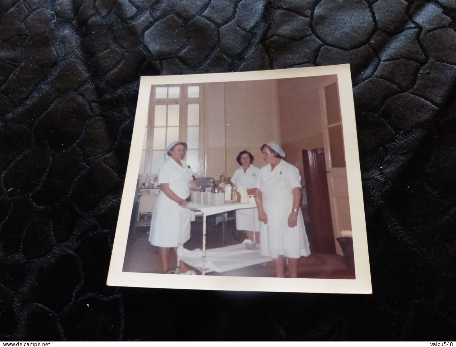 P-690 , Photo, Groupe D'infirmières En Tenues Faisant Des Soins Médicaux, Circa 1965 - Personas Anónimos