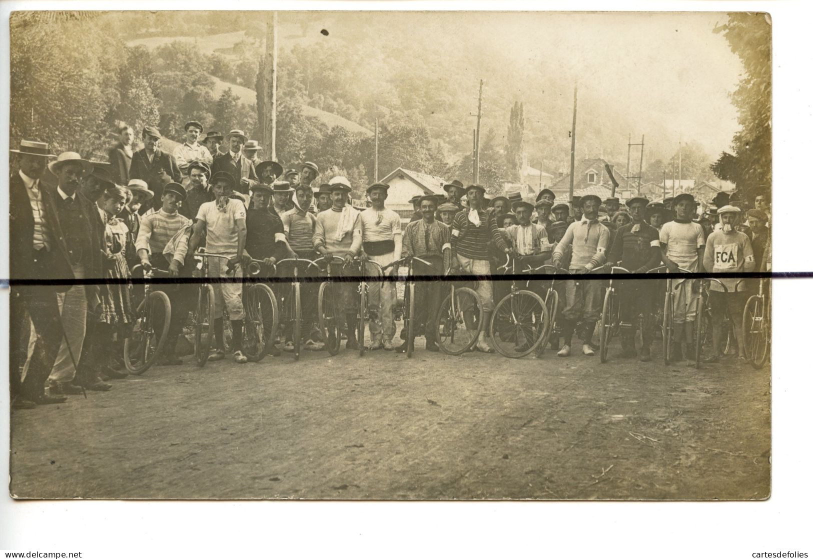 Carte Photo A Identifier  CPA . Un Groupe De Cyclistes, Cycliste, Ancien Vélo , F C A .  1911 - Photographie