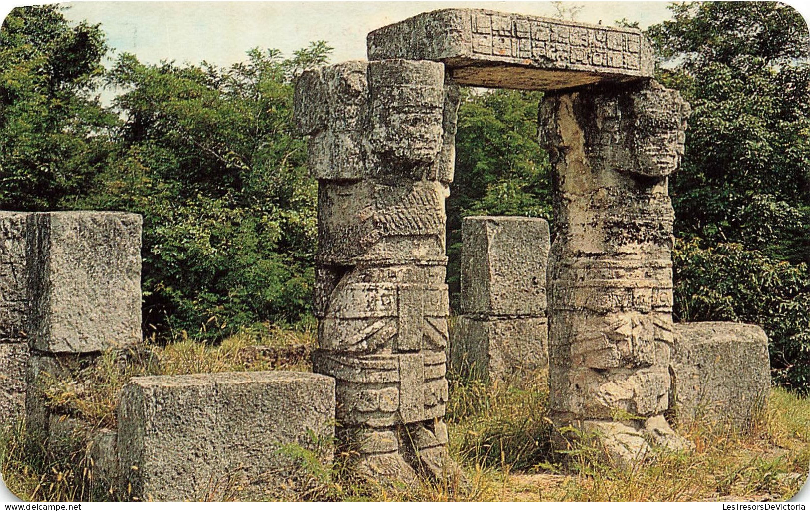 MEXIQUE - Two Mayan Statues In "Old" Chichen - Statues - Carte Postale - México