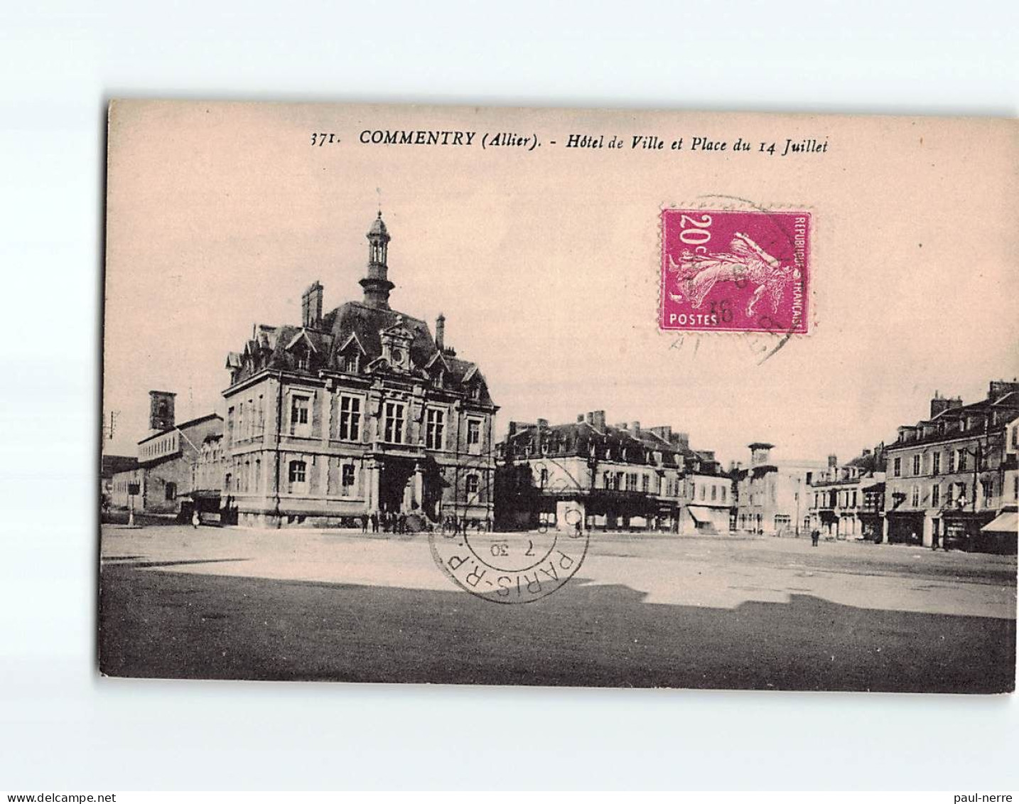COMMENTRY : Hôtel De Ville Et Place Du 14 Juillet - Très Bon état - Commentry