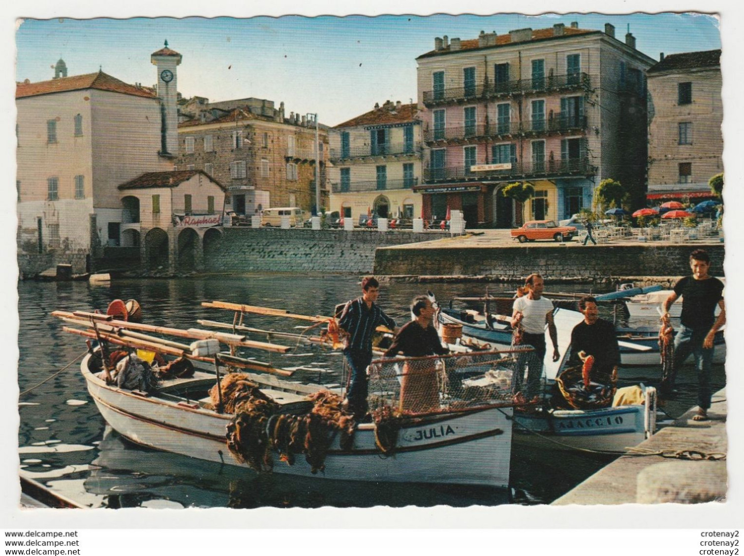 Corse PROPRIANO Arrivée Des Pêcheurs PUB St Raphaël QUINQUINA Hôtel Du Louvre Bateaux De Pêche Julia Peugeot 404 En 1967 - Autres & Non Classés