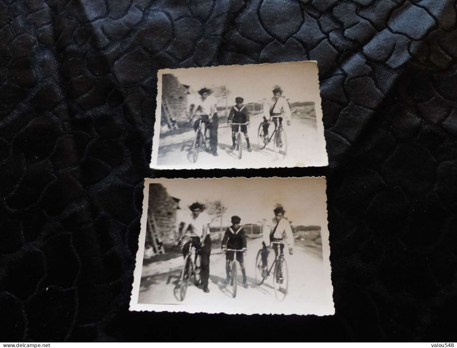 P-697 , Lot De 2 Photos, Trois Jeune Hommes à Vélo, Haute-Loire, 1935 - Ciclismo