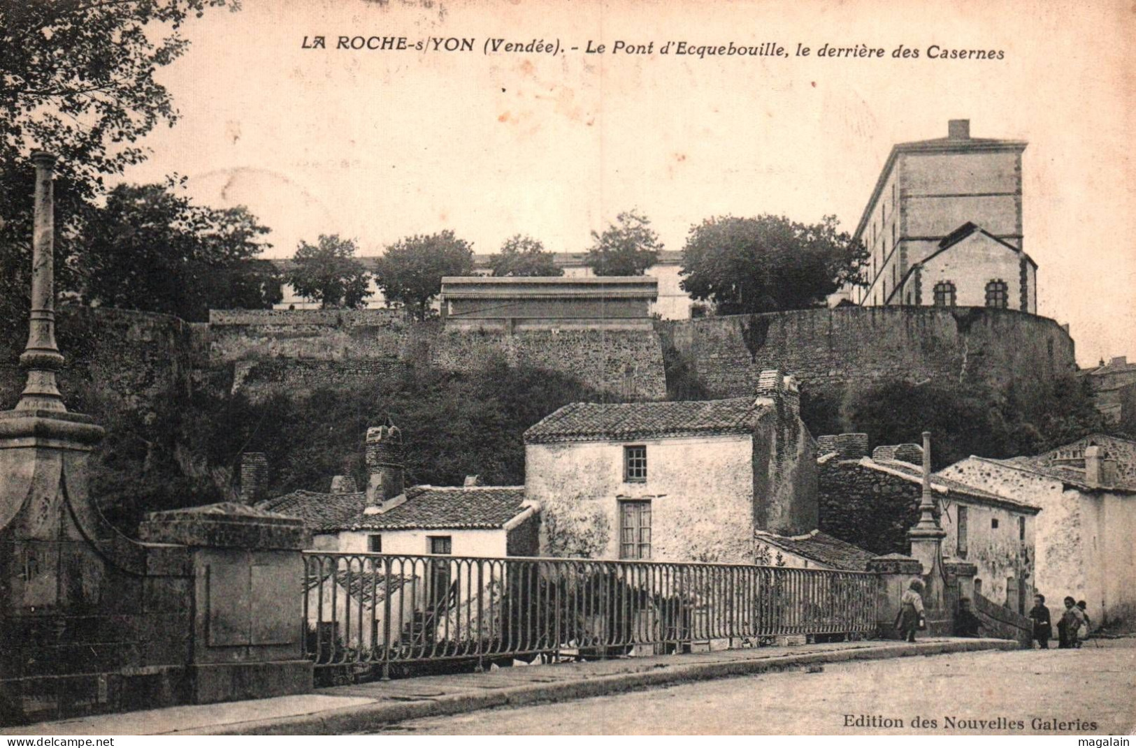 La Roche Sur Yon : Le Pont D'Ecquebouille, Le Derrière Des Casernes - La Roche Sur Yon