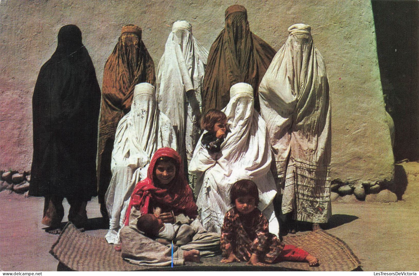 PAKISTAN - Pakistani Women In Burqa - Pastened Eastern Custumes In Pakistan - Animé - Carte Postale - Pakistán