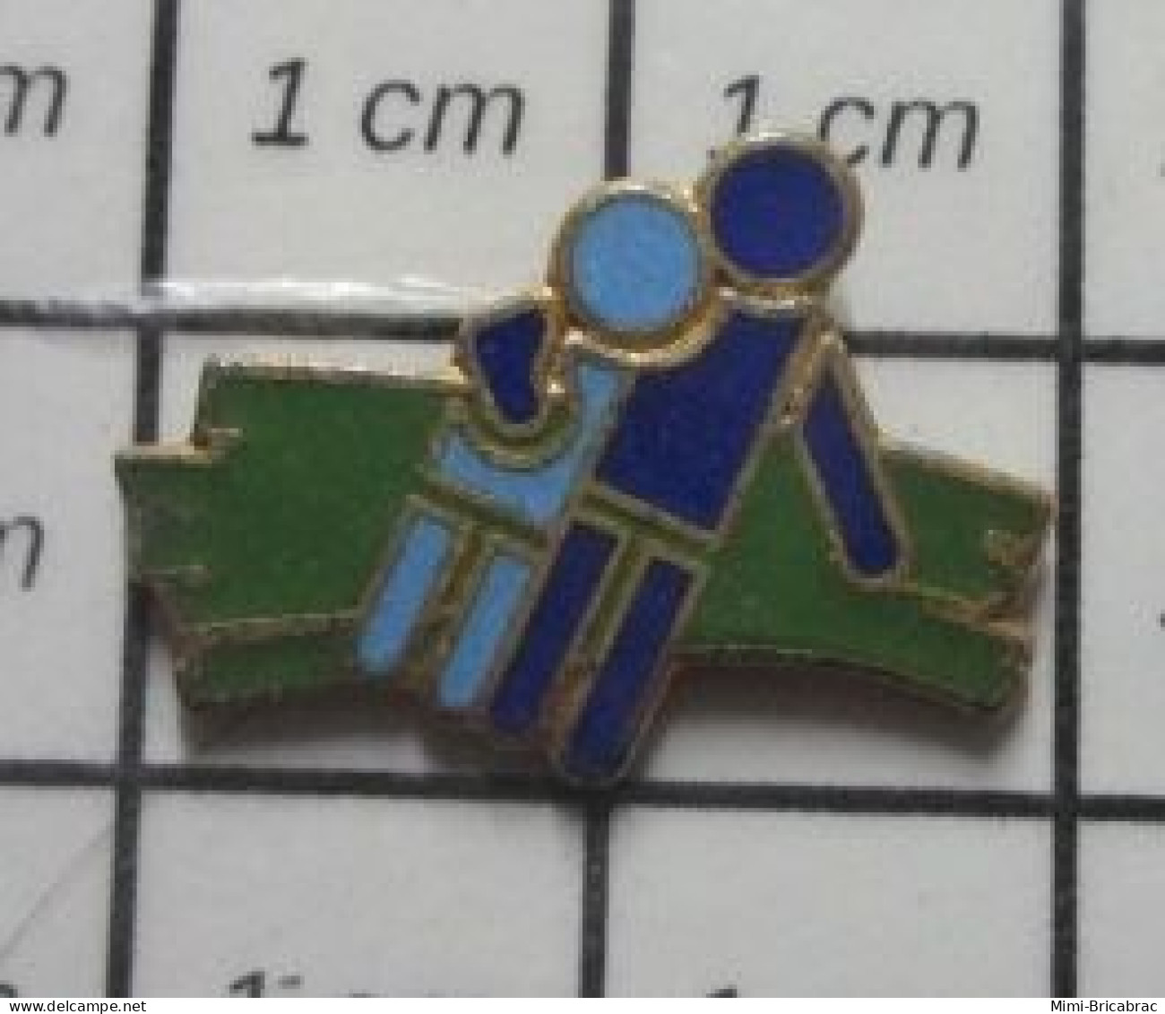 1818B Pin's Pins / Beau Et Rare / AUTRES / COUPLE BLEU Enleve Ta Main , Chéri ! - Sonstige & Ohne Zuordnung