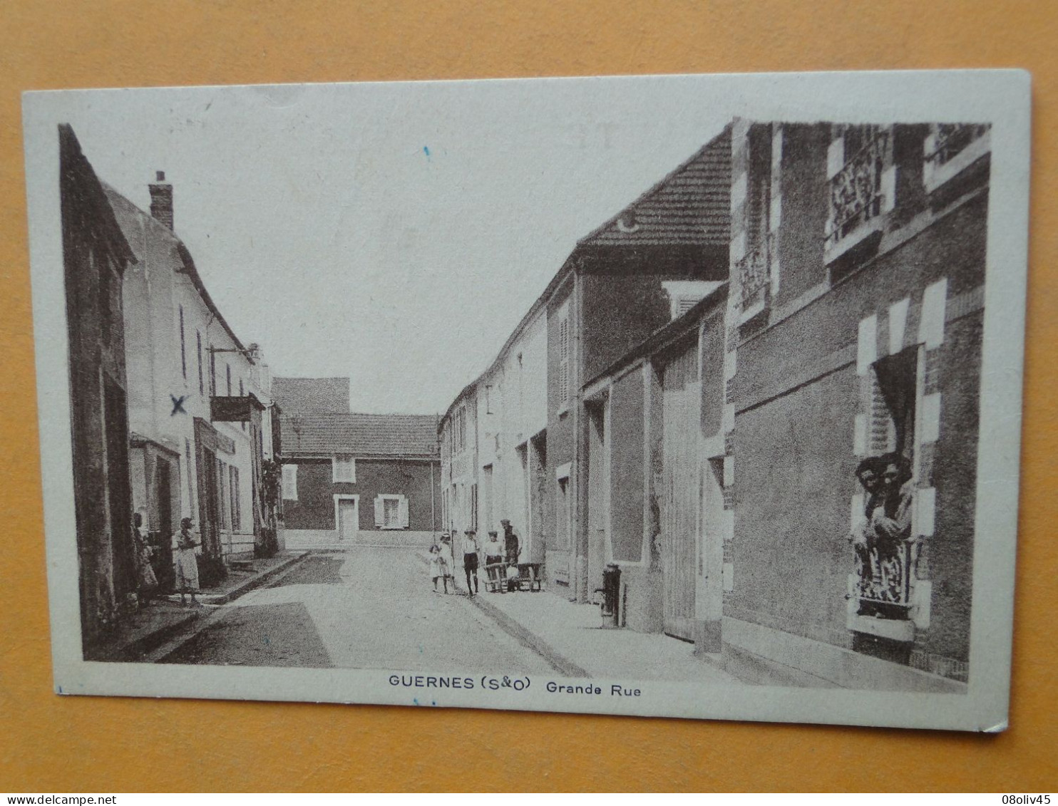 GUERNES -- La Grande Rue - Commerce - TRES ANIMEE - 9 Personnes - Vue PEU COURANTE !! - Altri & Non Classificati