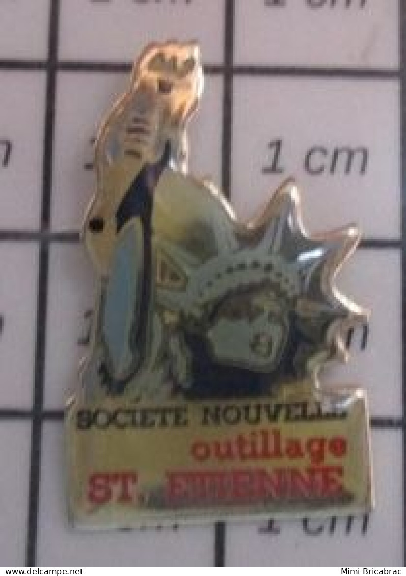 1818B Pin's Pins / Beau Et Rare / THEME : MARQUES / STATUE DE LA LIBERTE SOCIETE NOUVELLE OUTILLAGE ST ETIENNE - Trademarks