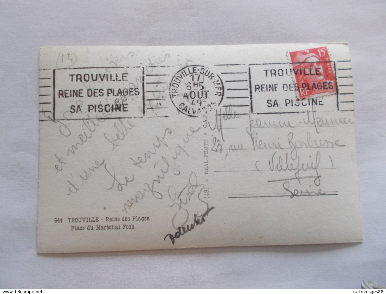 TROUVILLE    ( 14 Calvados )  LA PLACE DU MARECHAL FOCH ANIMEES  ATTELAGES COMMERCES 1949 BELLE VUE COLORISER - Trouville