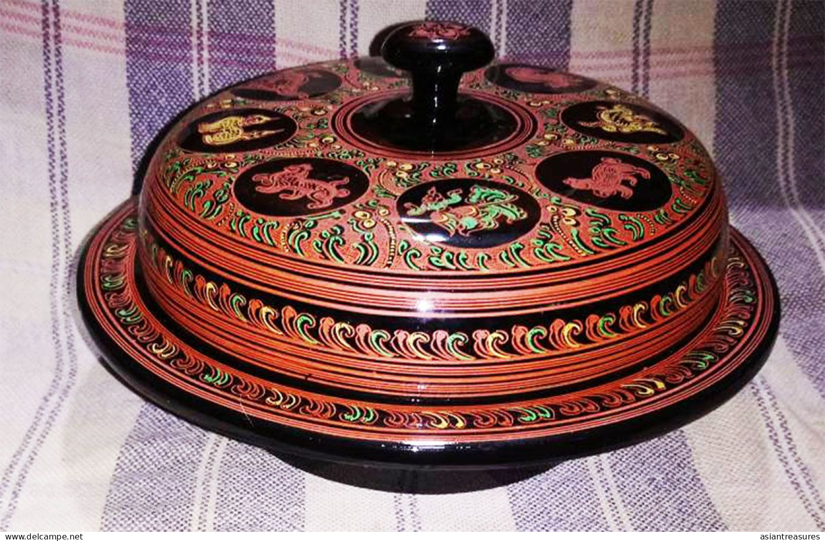 Newer Burma  Regular 2-piece Hand-painted, Hand Etched Covered Section Box Intricate Work Ca 1990 - Aziatische Kunst