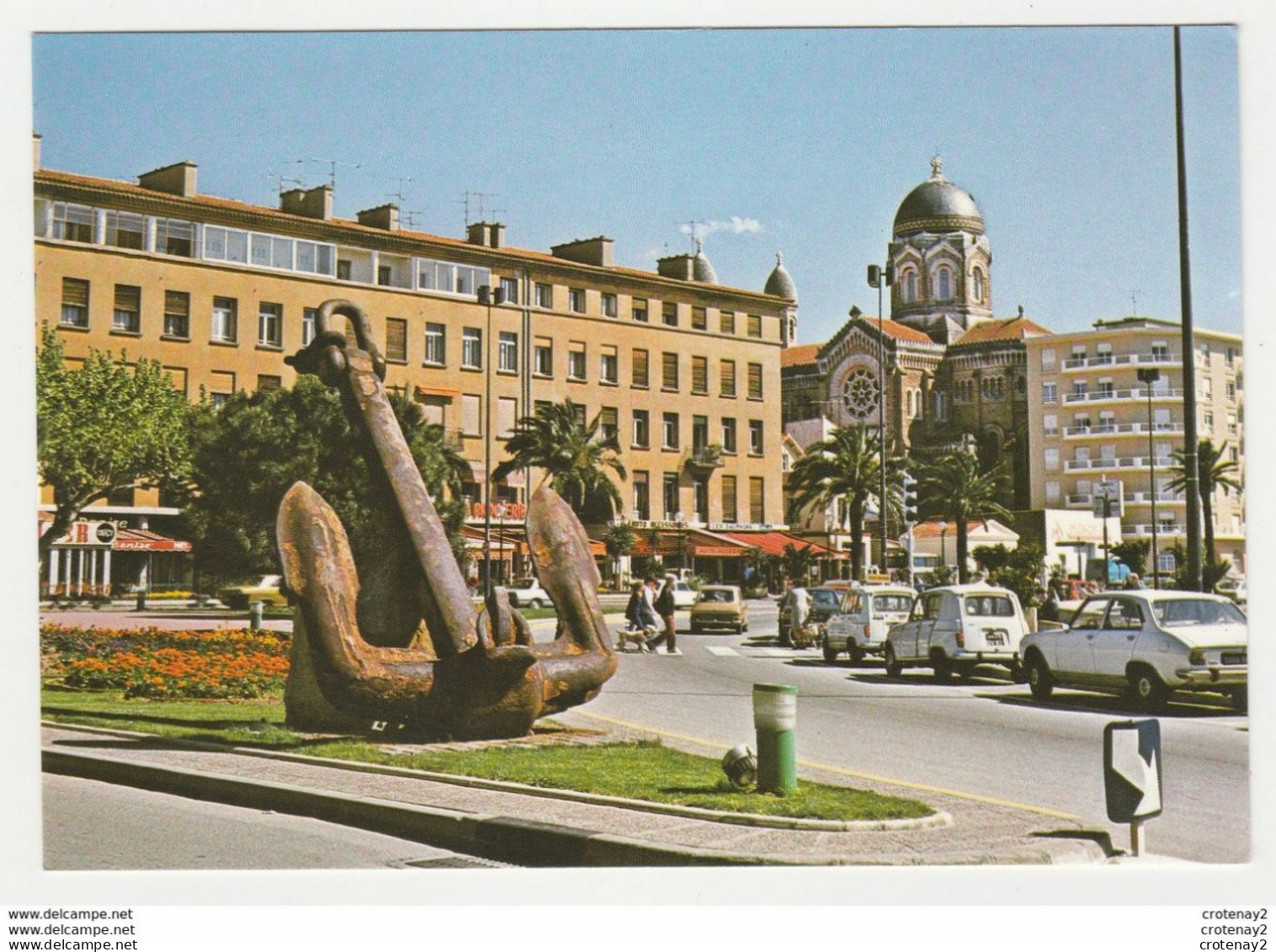 83 SAINT RAPHAËL N°245 Quai Albert 1er Cathédrale Ancre Chien Renault 4L Peugeot 504 En 1989 - Saint-Raphaël