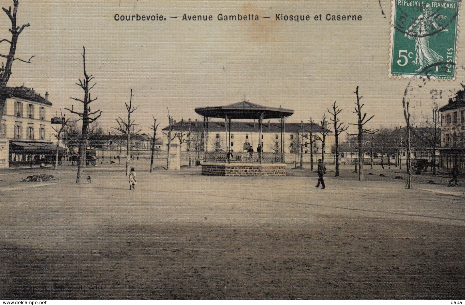 Courbevoie.  Avenue Gambetta. Kiosque Et Caserne. ( Carte Toilée ) - Courbevoie