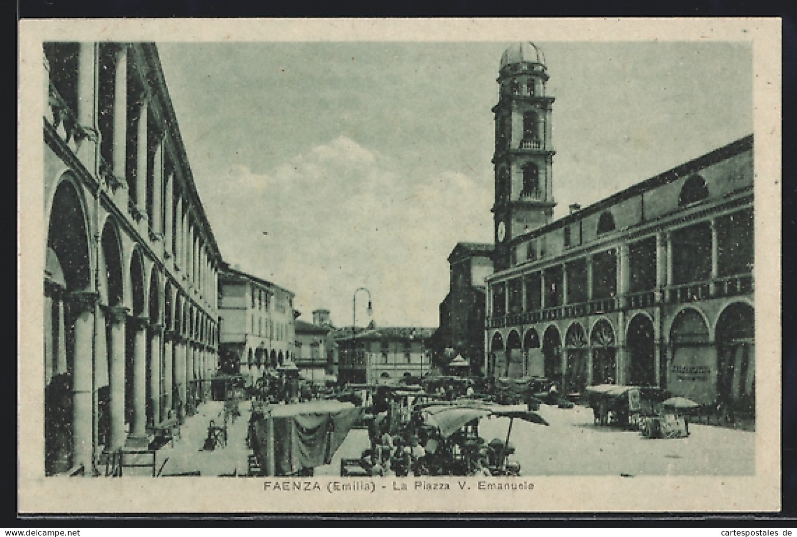 Cartolina Faenza, Emilia, La Piazza V. Emanuele  - Faenza