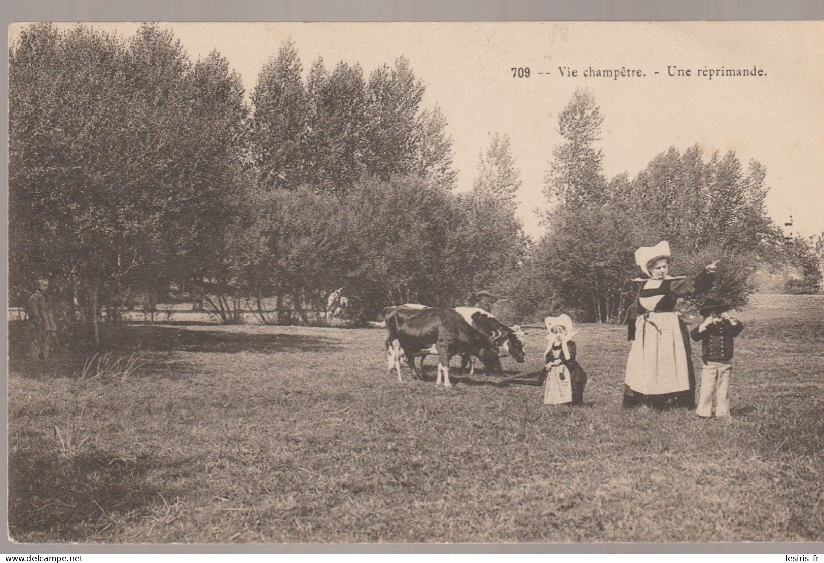 C.P. - VUE CHAMPETRE - UNE REPRIMANDE - 709 - EN BRETAGNE - MERE AVEC SES ENFANTS DANS LA PATURE DES VACHES - KARTEN BOS - Bretagne