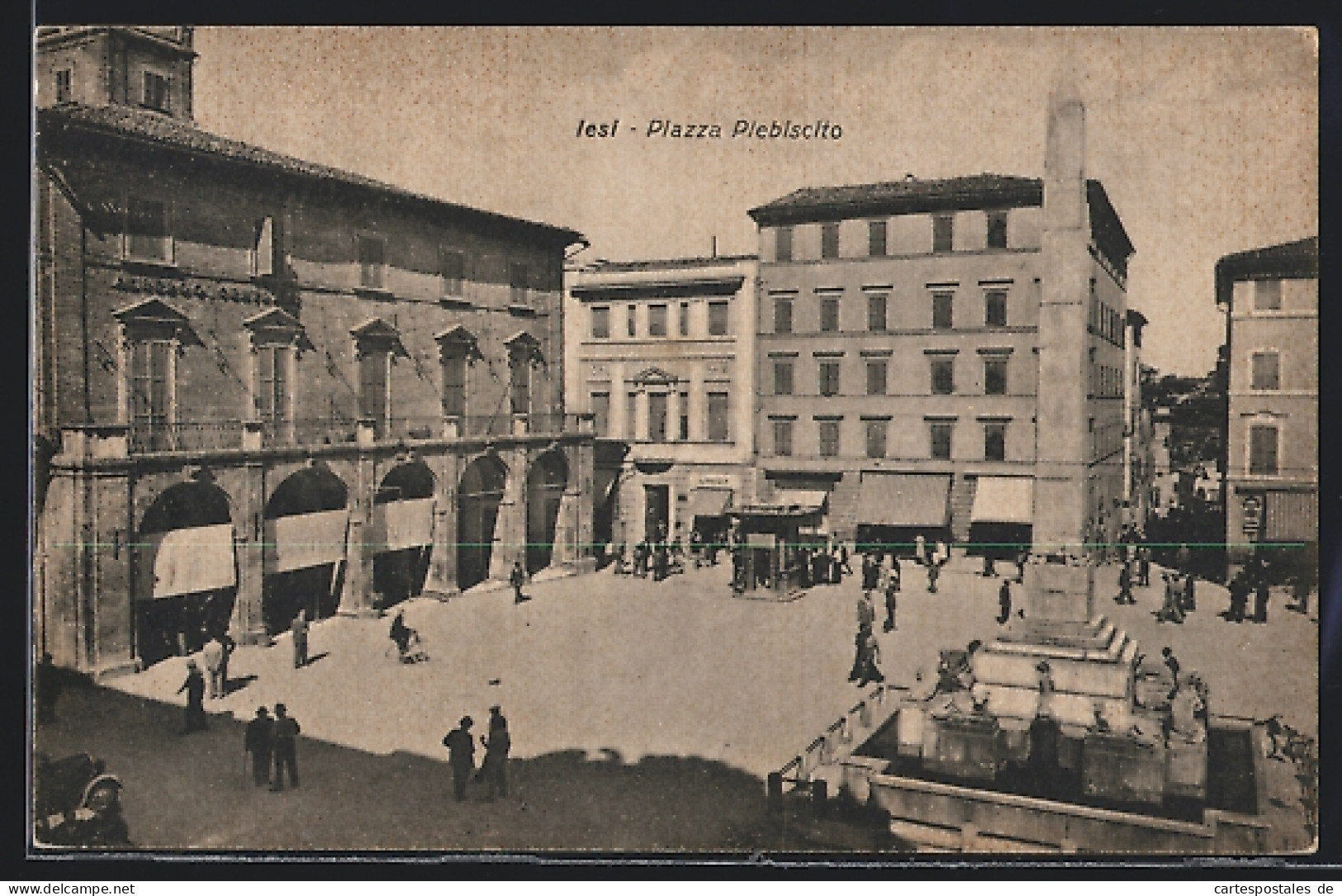 Cartolina Iesi, Piazza Plebiscito Mit Leuten  - Other & Unclassified