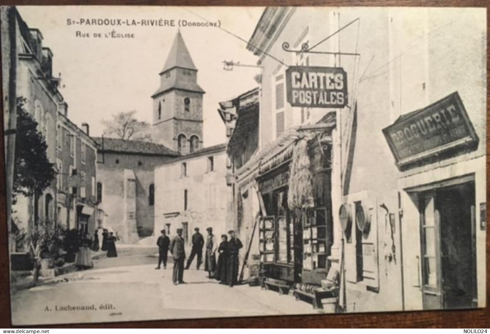 Cpa 24 Dordogne, St Pardoux La Rivière, Rue De L'Eglise, Animée, Enseignes Cartes Postales, Commerces, Droguerie TBE - Other & Unclassified