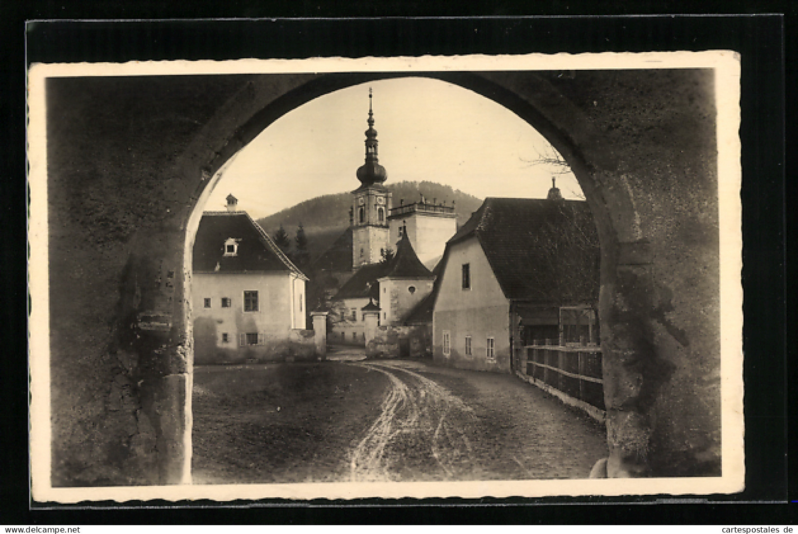 AK Heiligenkreuz /N.-D., Strassenpartie Mit Kirche Durch Tor Gesehen  - Sonstige & Ohne Zuordnung