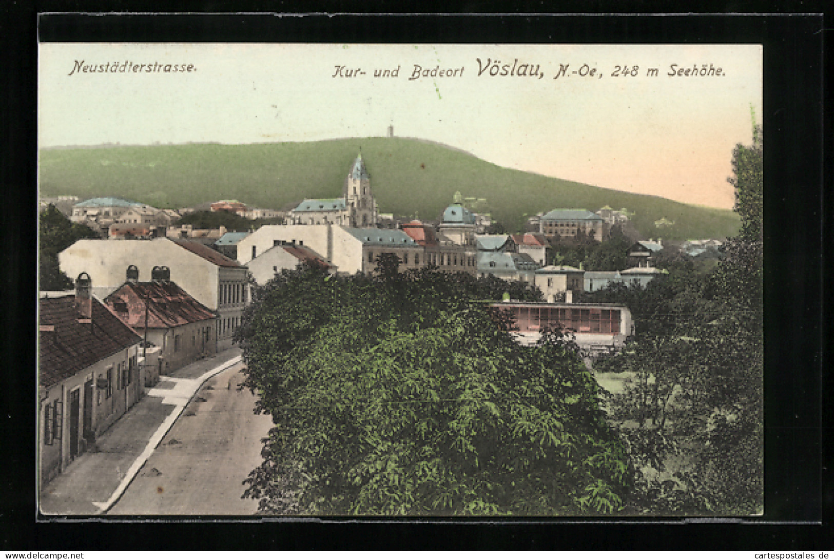 AK Vöslau, Teilansicht Mit Neustädterstrasse Und Kirche  - Sonstige & Ohne Zuordnung