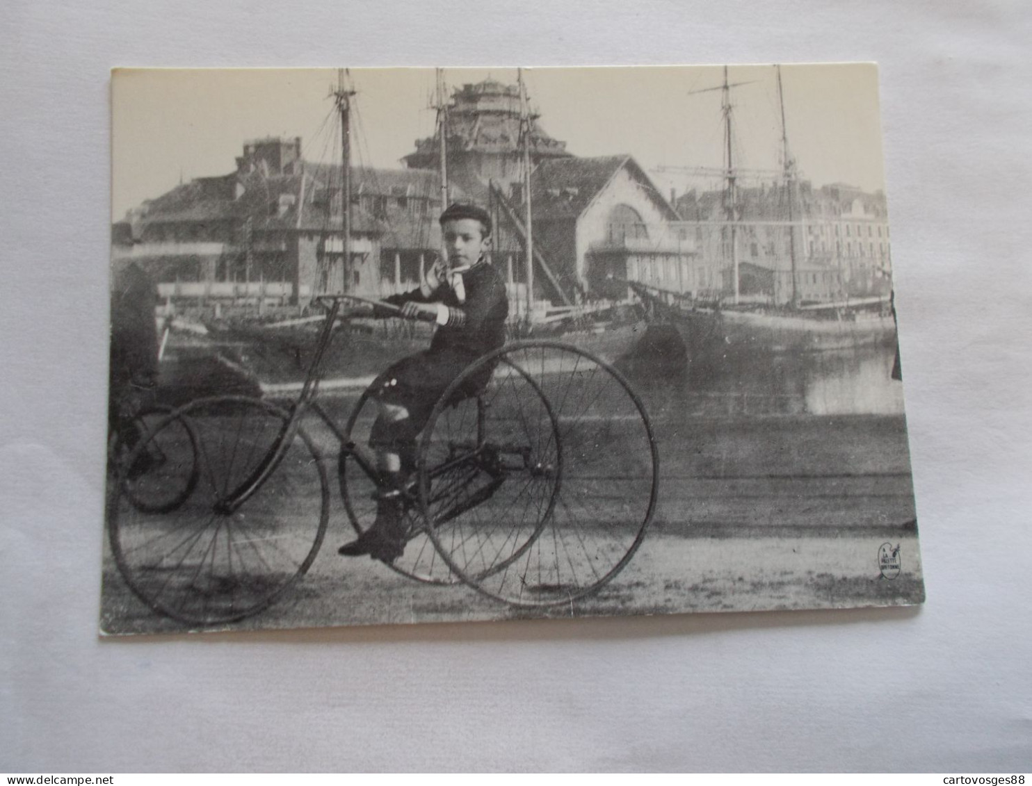 REPRO  SAINT MALO ( 35 Ille Et Vilaine ) JEUNE MALOUIN SUR SON TRICYCLE DEVANT LE CASINO EN 1900 - Saint Malo