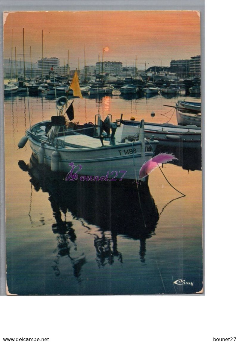 DANS LE VAR 83 - Un Coucher De Soleil Sur Les Bateaux Barque Au Repos Dans Le Port - Other & Unclassified