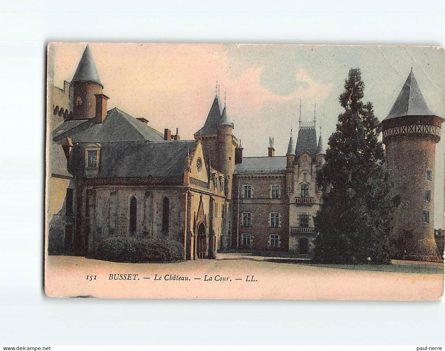 BUSSET : Le Château, La Cour - état - Other & Unclassified