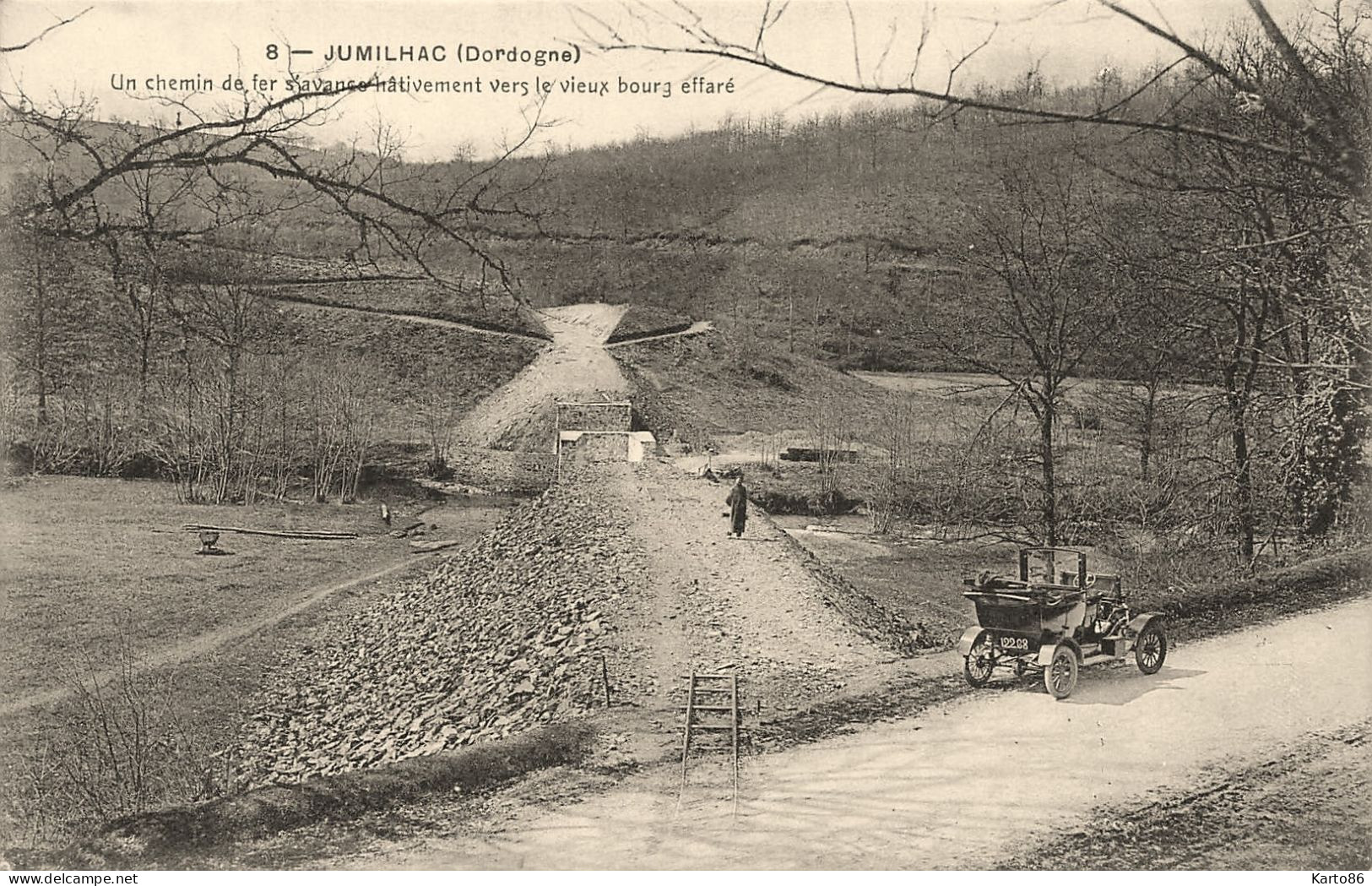 Jumilhac * Un Chemin De Fer S'avance Hâtivement Vers Le Vieux Bourg Effaré * Rails Automobile Villageois - Altri & Non Classificati