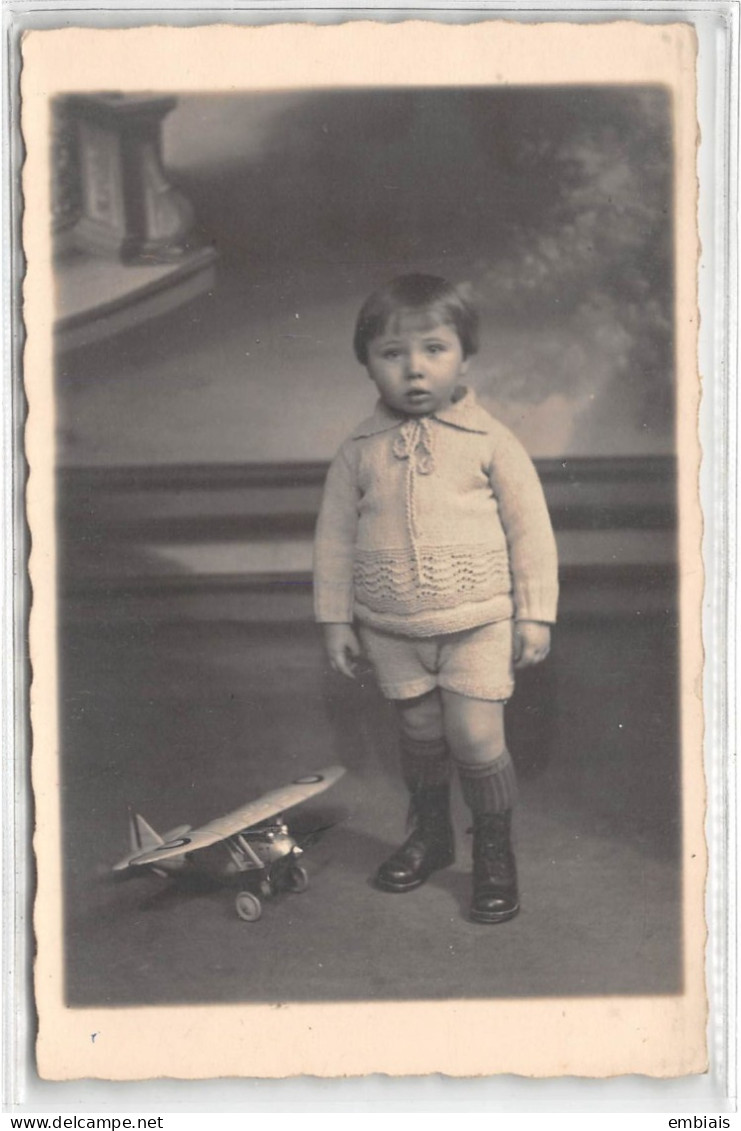 Carte Photo D'un Enfant Et Son Jouet, Un Modèle Réduit D'avion Par Le Photographe Eugène Lôvinger, Chatou (78) - Games & Toys