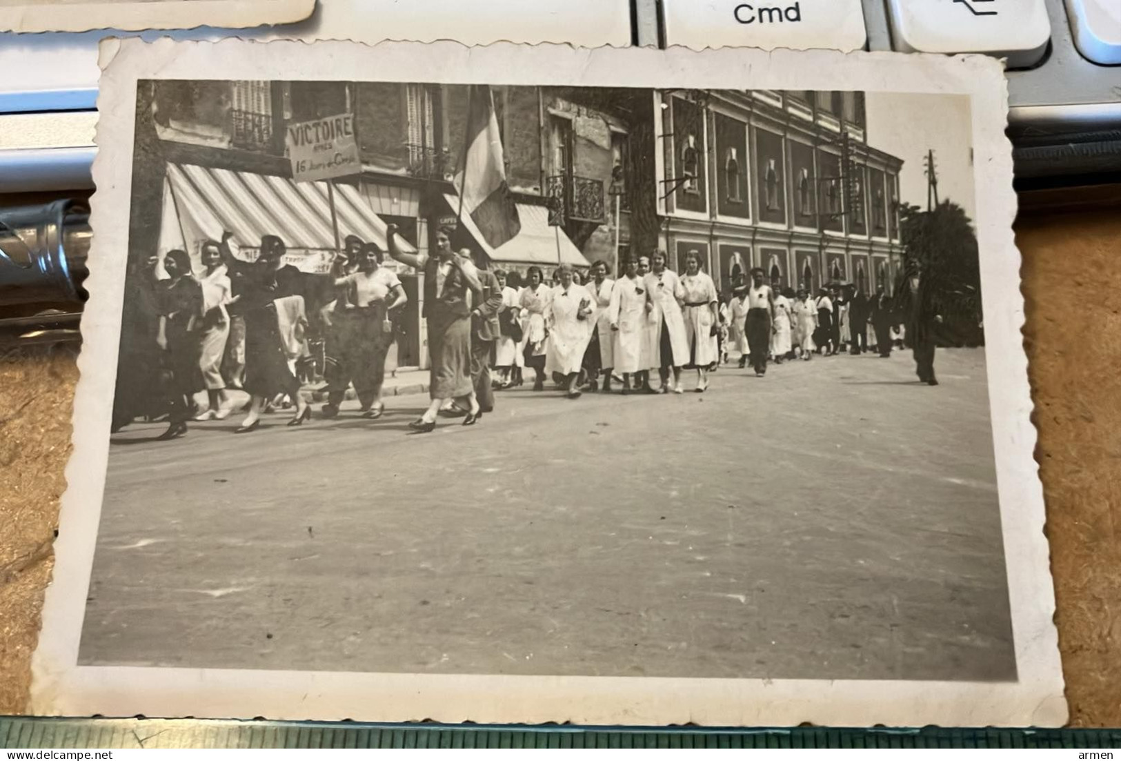 Real Photo  Courbevoie (92) ?  Un Groupe De Grévistes  GREV Victoire Apres 16 Jours De Grev RARE PHOTO  A Identifier - Lieux