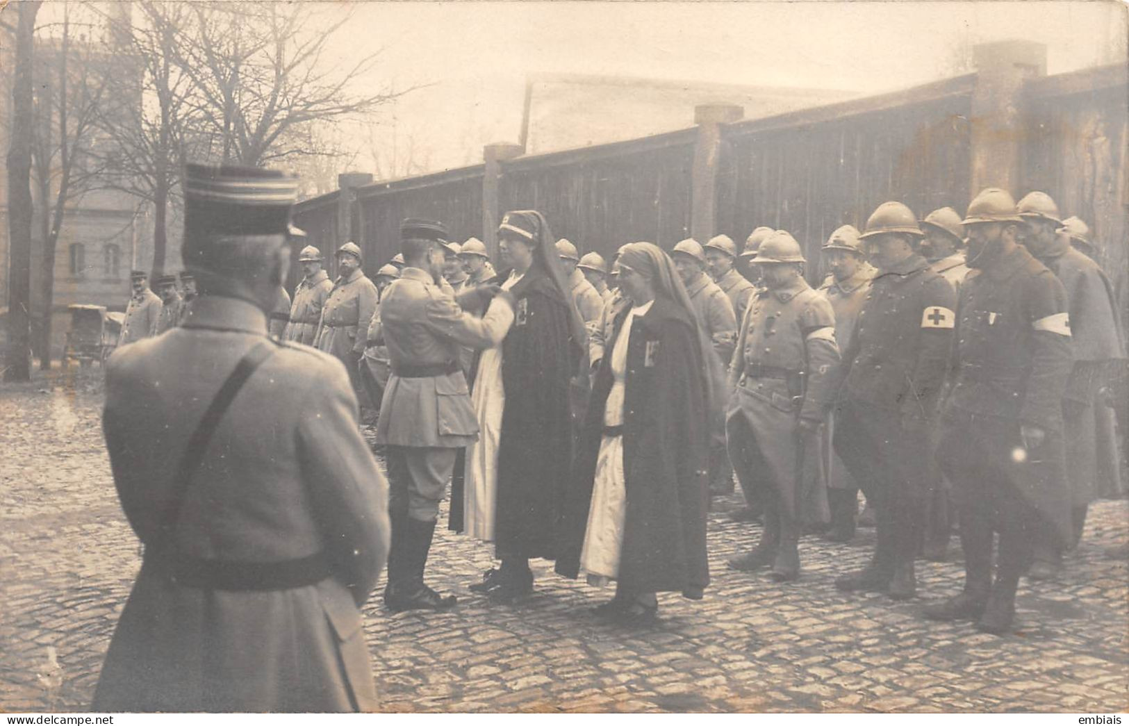 57 SARREBOURG - Carte Photo De La Remise De Décoration Aux Infirmières Pendant Les Combats De Lorraine Cachet Militaire - Sarrebourg