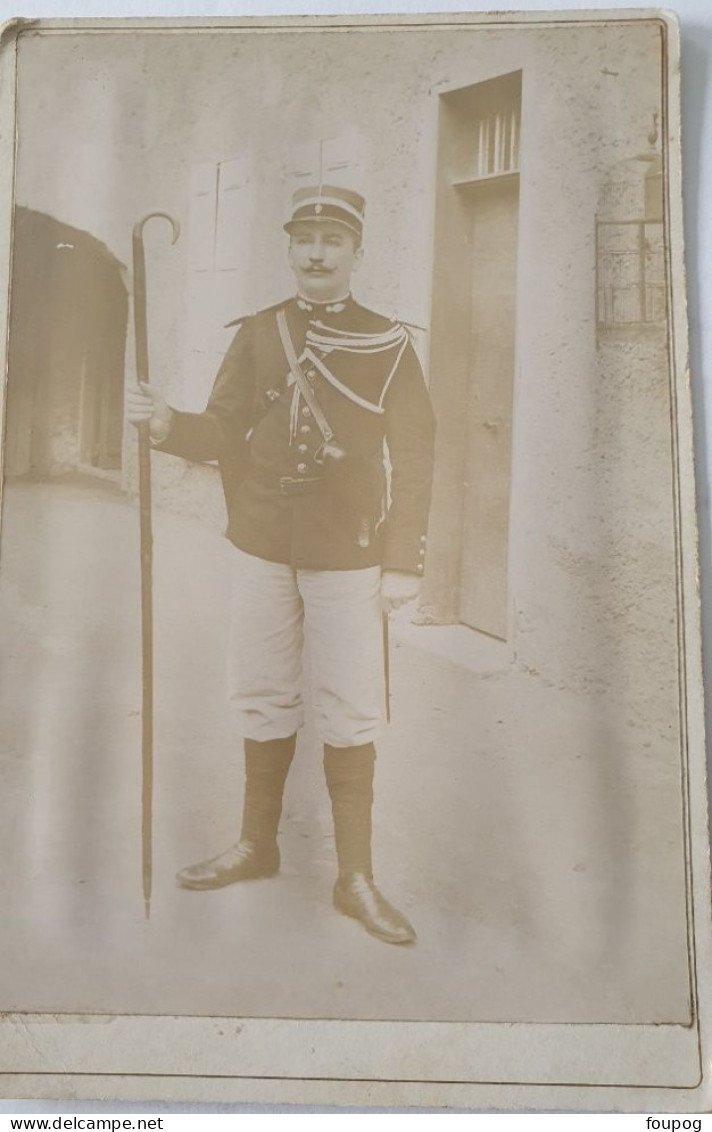 PHOTO MILITAIRE OU GARDE CHAMPETRE  -  PHOTOGRAPHE NON IDENTIFIE 10.5X16.5 CM CARTON RIGIDE - Guerre, Militaire