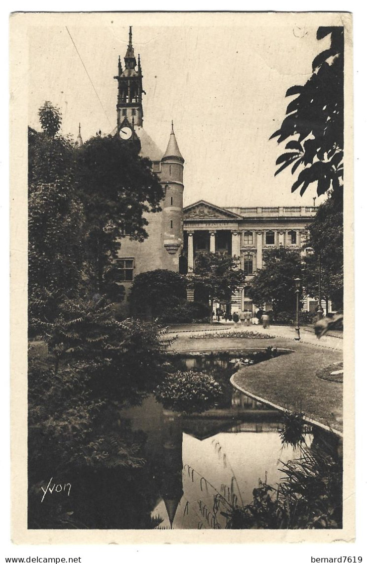 31 Toulouse - Le Donjon Du Capitole Et Le Square - Toulouse