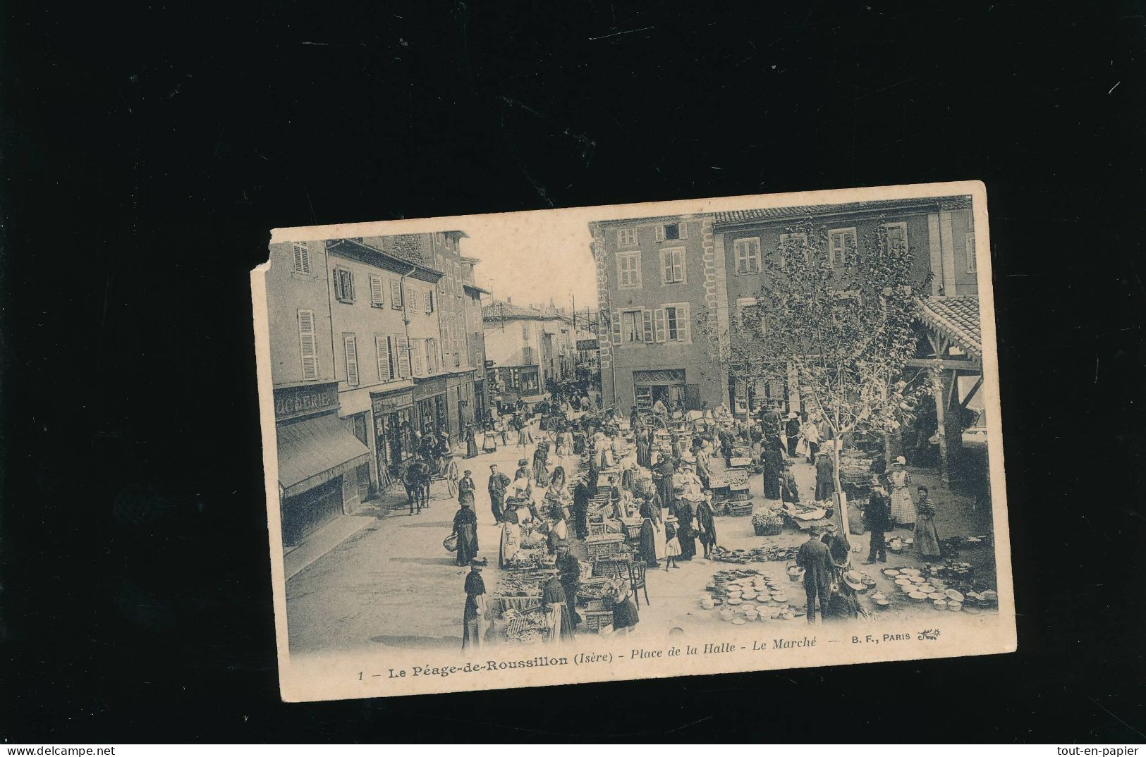 CPA 38 LE PEAGE-de-ROUSSILLON Isère - Place Du MARCHE Et La HALLE - - Roussillon