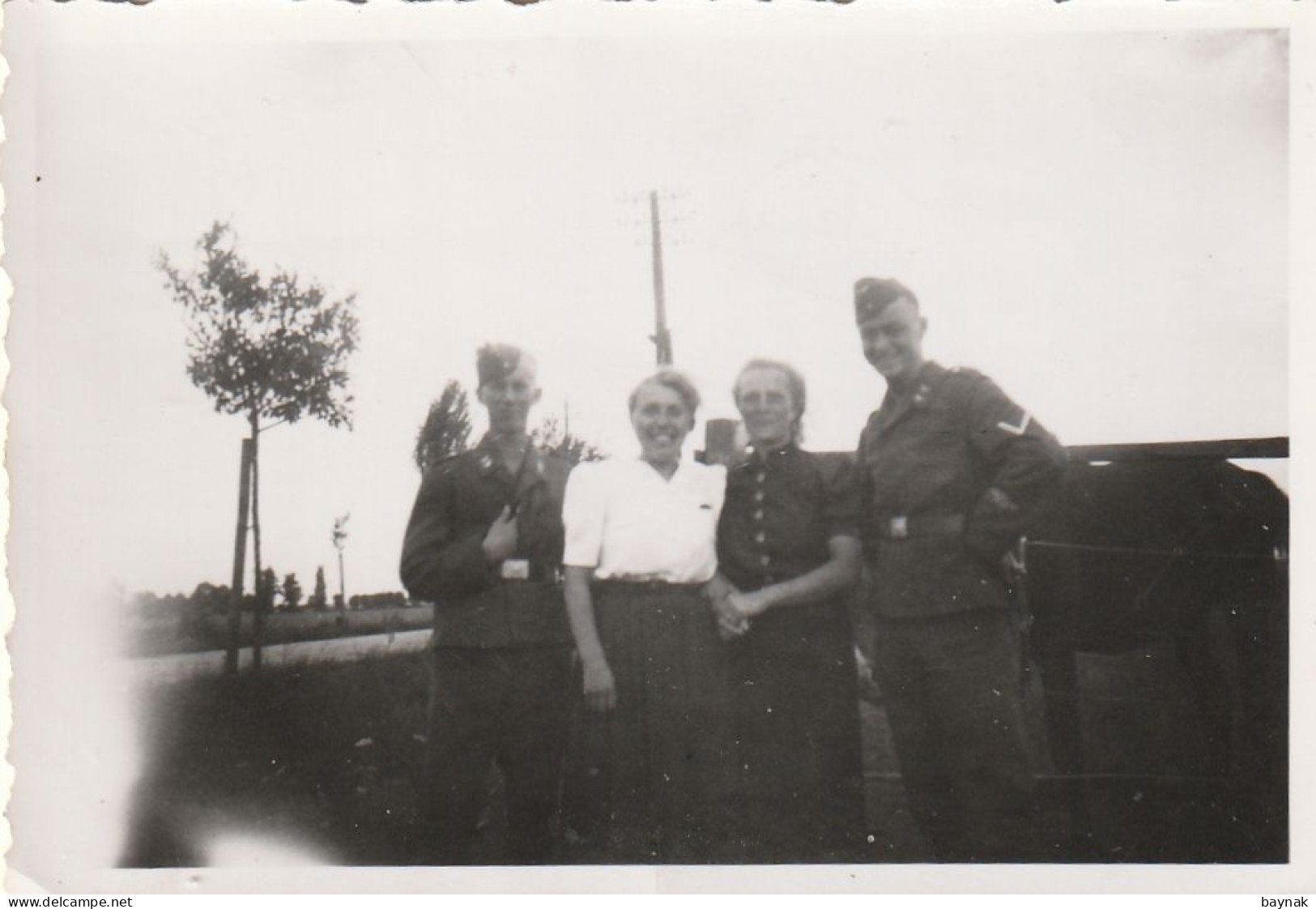 D268  - DEUTSCHLAND - WW2  --  SOLDATEN, LUFTWAFFE & GIRLS  --    ORIGINAL  KLEINE  PHOTO - 1939-45