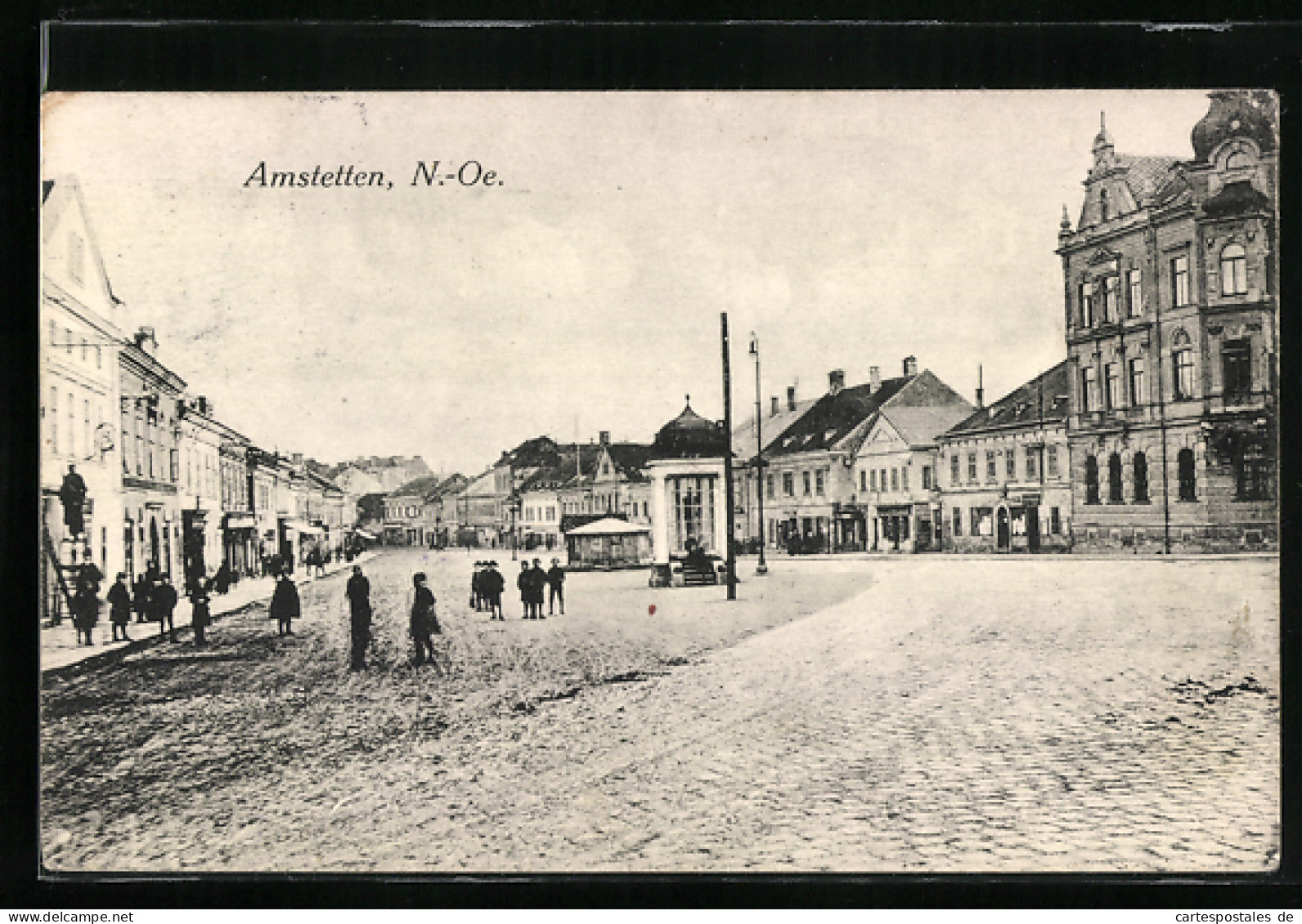 AK Amstetten /N.-Ö., Strassenpartie Mit Passanten  - Autres & Non Classés