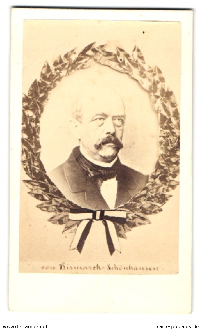 Fotografie Unbekannter Fotograf Und Ort, Portrait Otto Von Bismarck-Schönhausen Im Anzug, Passepartout Mit Kranz  - Célébrités