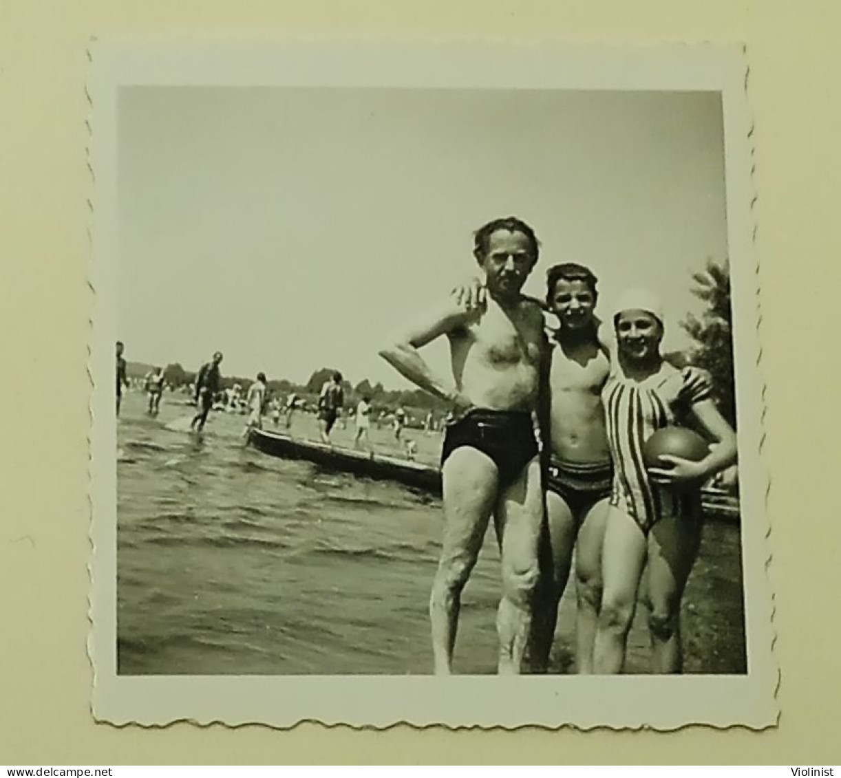 A Young Girl, A Boy And A Man On The Beach - Anonyme Personen