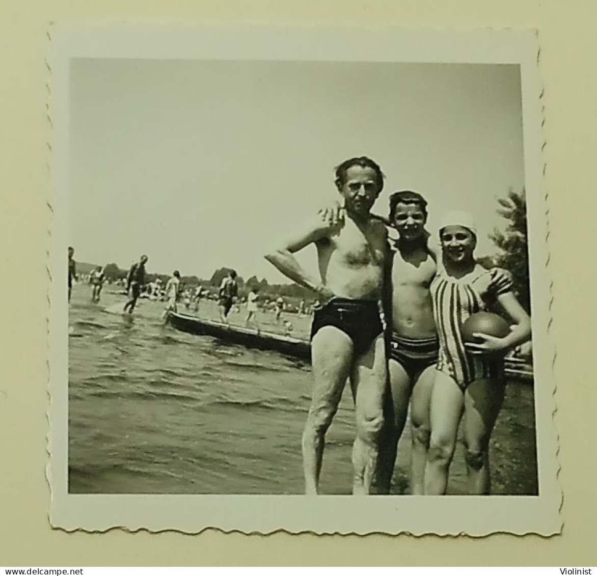 A Young Girl, A Boy And A Man On The Beach - Anonyme Personen