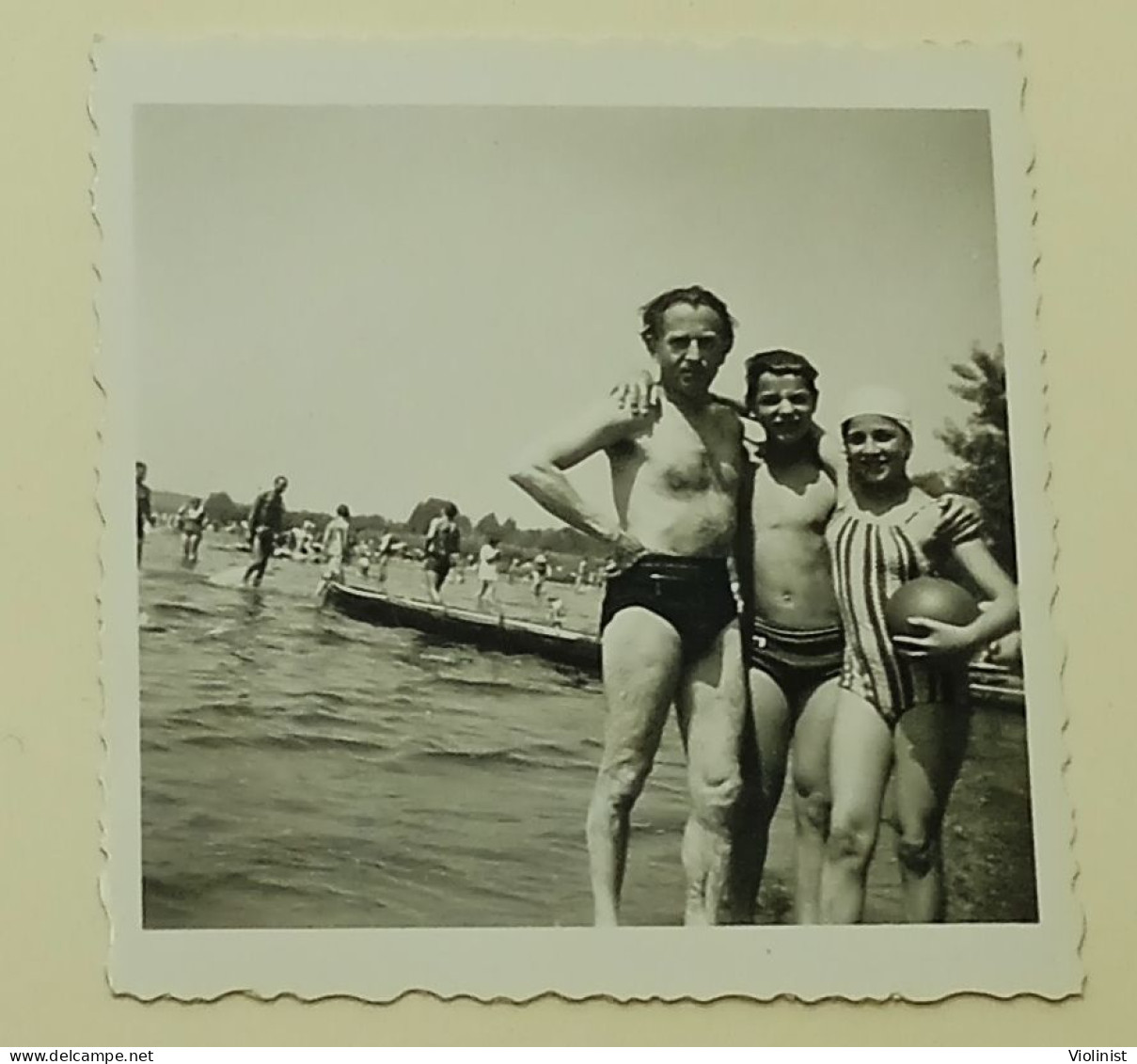 A Young Girl, A Boy And A Man On The Beach - Anonyme Personen