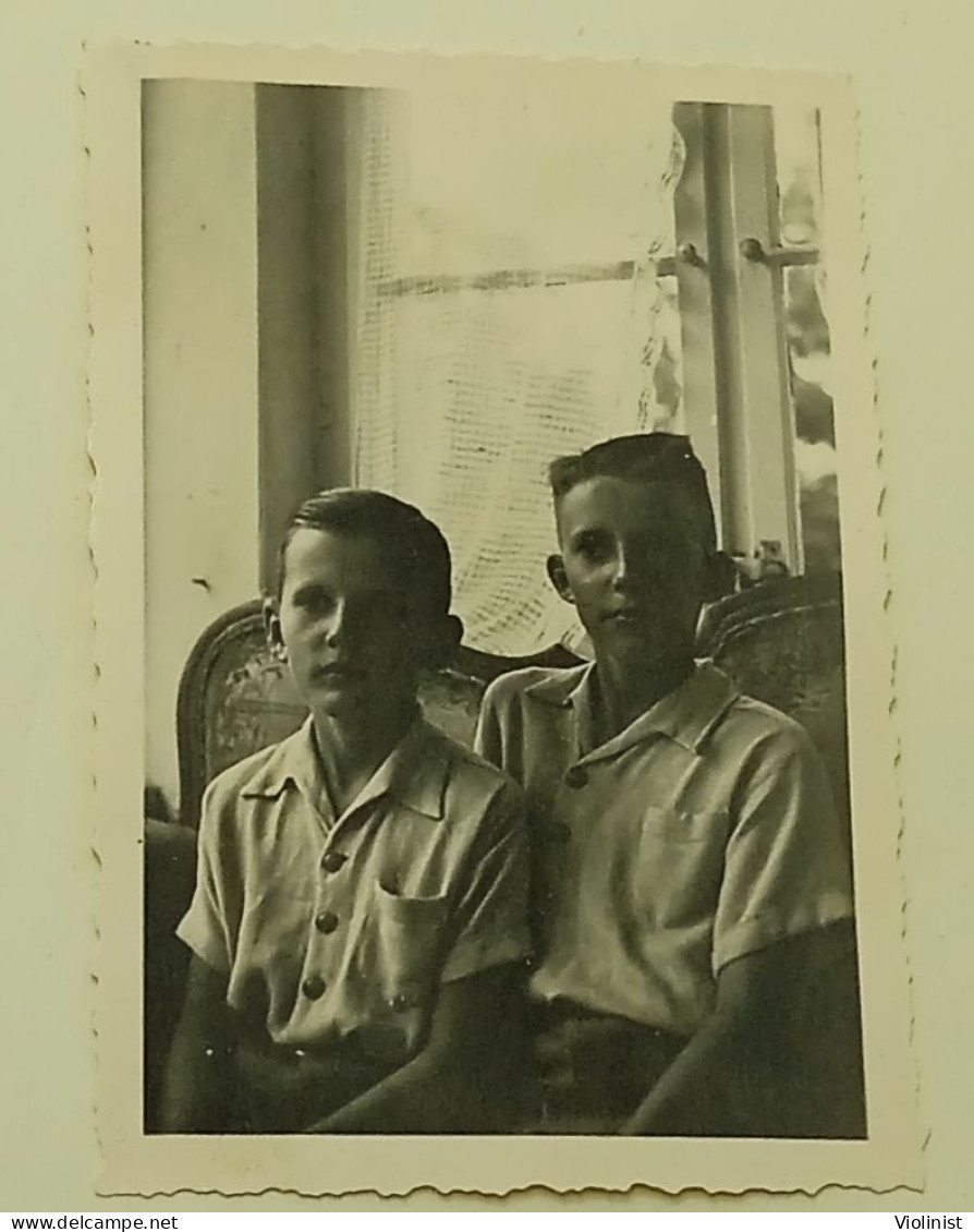 Two Boys In Front Of The Window - Photo Kempe, Greifswald - Germany - Anonieme Personen