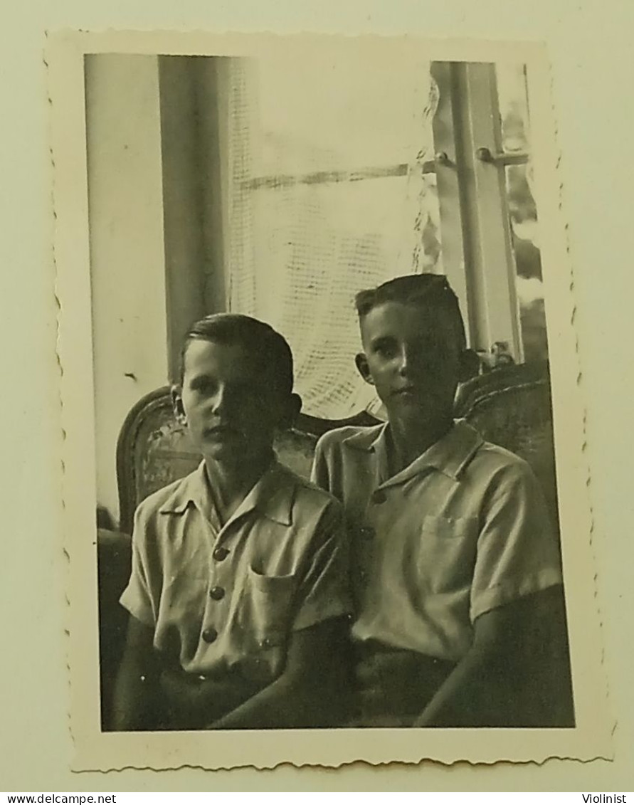 Two Boys In Front Of The Window - Photo Kempe, Greifswald - Germany - Personnes Anonymes