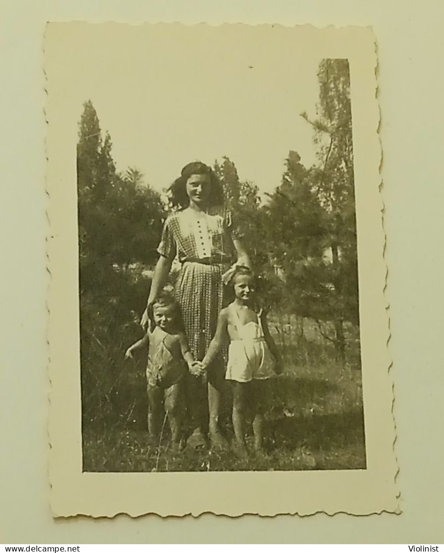 Two Little Girls And A Girl In The Park - Personnes Anonymes