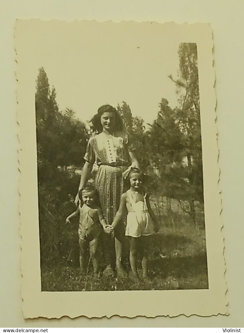 Two Little Girls And A Girl In The Park - Personnes Anonymes