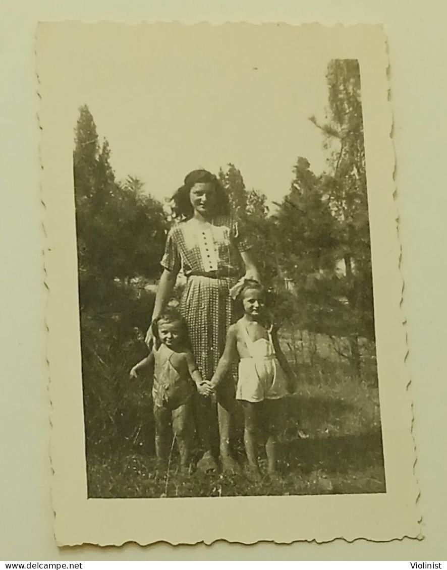 Two Little Girls And A Girl In The Park - Anonyme Personen