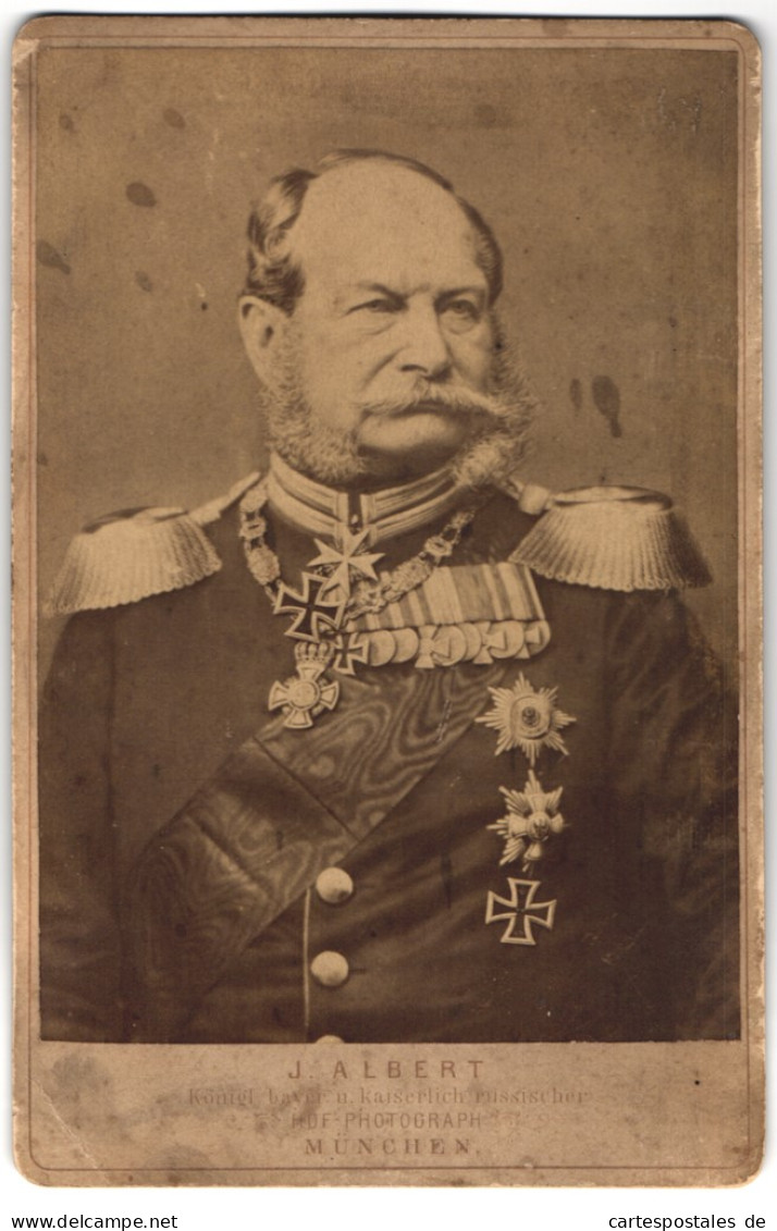 Fotografie J. Albert, München, Portrait Kaiser Wilhelm I. Von Preussen In Uniform Mit Ordenspange Und Eisernes Kreuz  - Famous People
