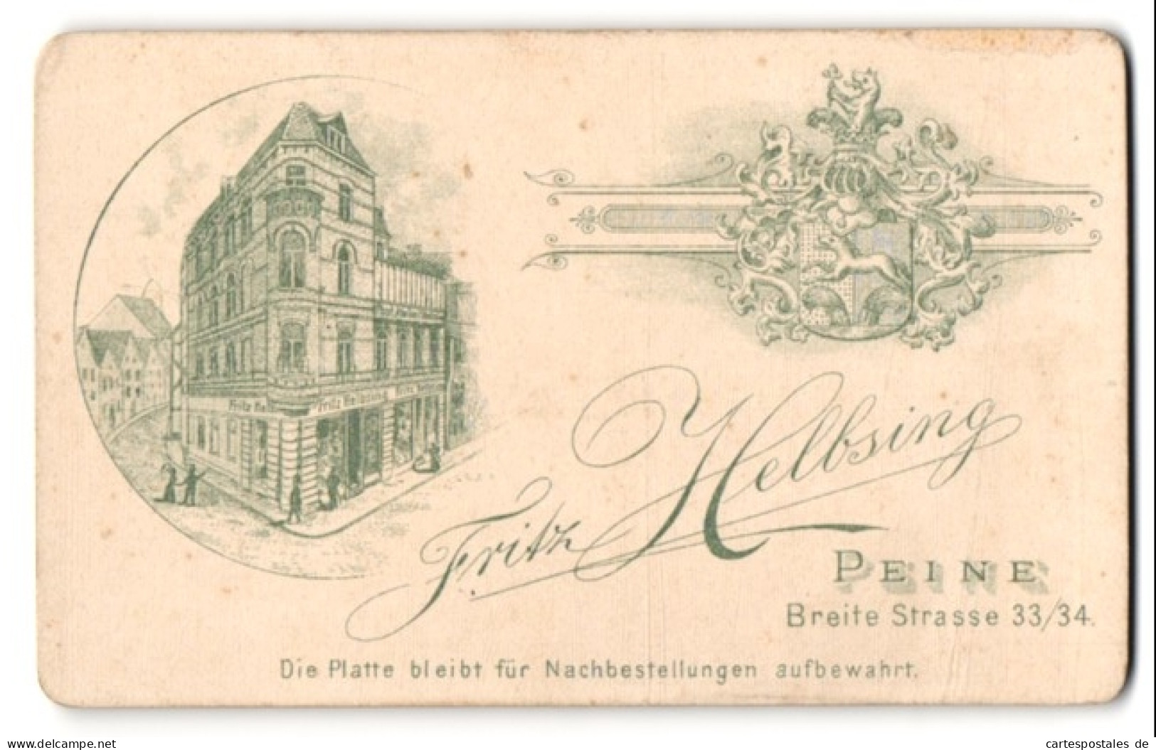 Fotografie Fritz Helbsing, Peine, Breite Str. 33 /34, Blick Auf Das Ateliersgebäude Nebst Wappen  - Anonyme Personen